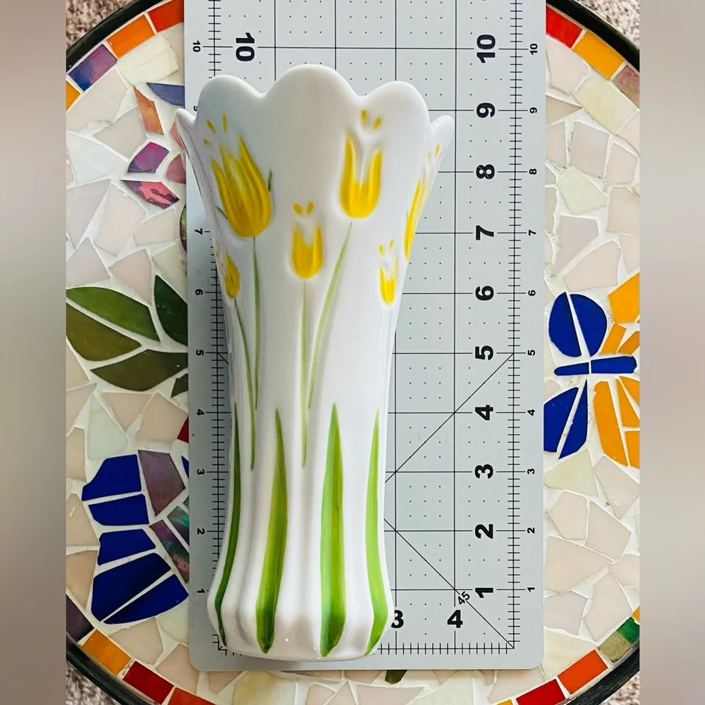 BNWT Sleek, Elegant Flower Vase Featuring Yellow Tulip Flowers, Scalloped Edge💐